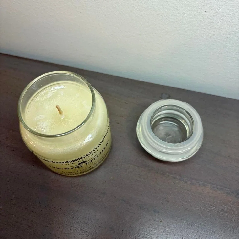 Yankee Candle retired Country Kitchen Frosted Cedar Wreath candle